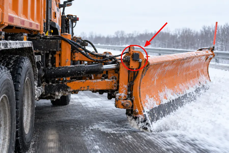Illustration of a wing plow with the monitored part marked
